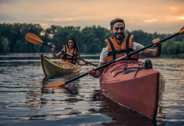 personnes faisant du kayak ponté